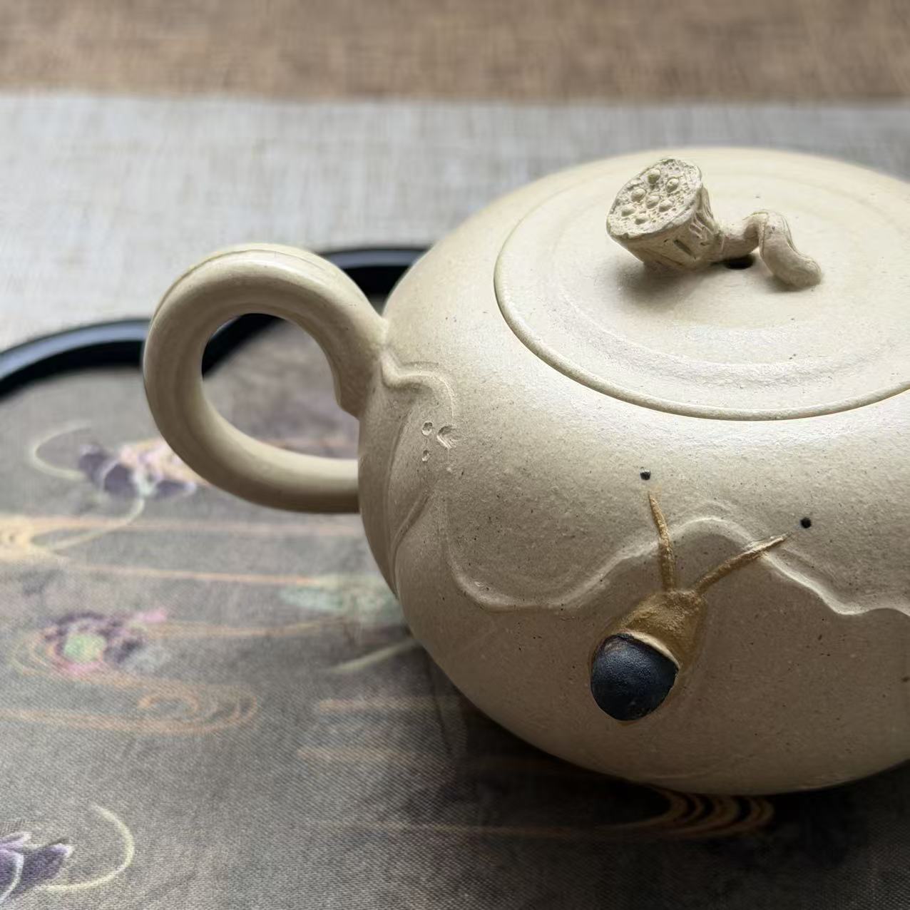 white-duanni-lotus-teapot2.jpg