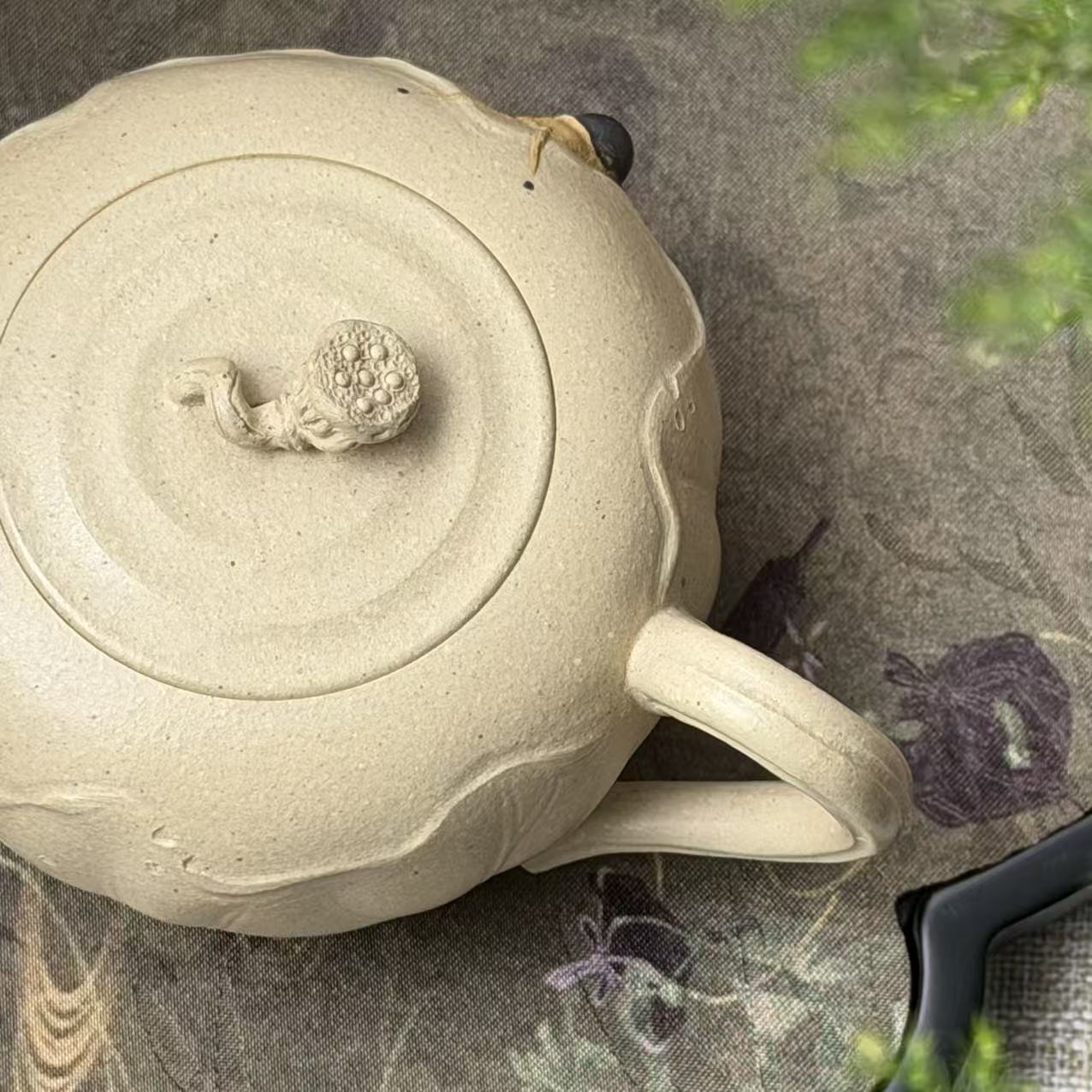 white-duanni-lotus-teapot3.jpg